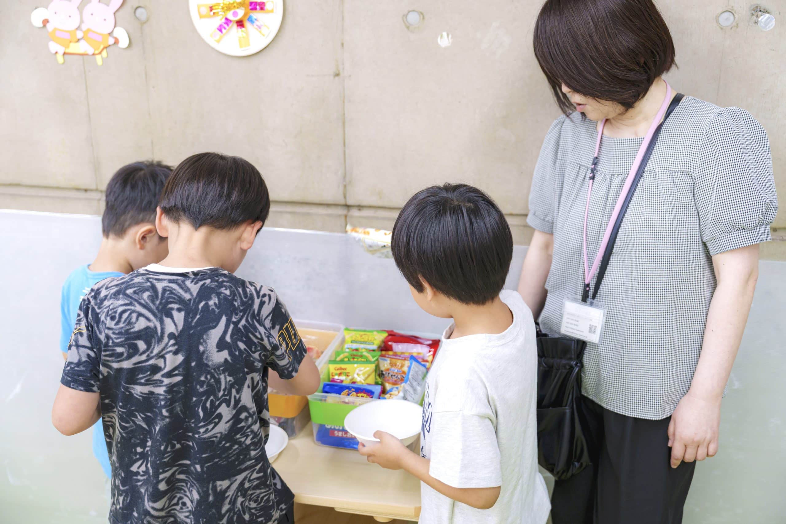 横浜市南区・ななつぼし 並んでおやつを受け取る