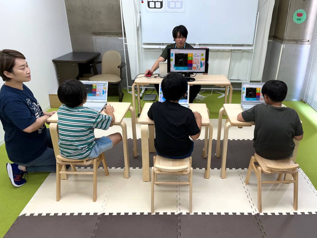 パソコンを使ったプログラム(プログラミング)の様子